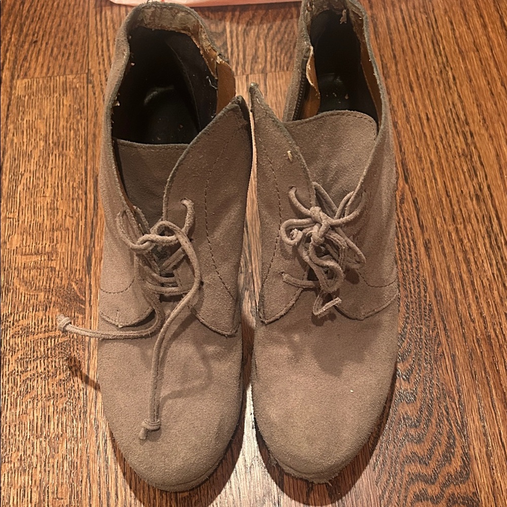 DV Dolce Vita 
 Women Tan Suede Lace-Up Shoes size 8
